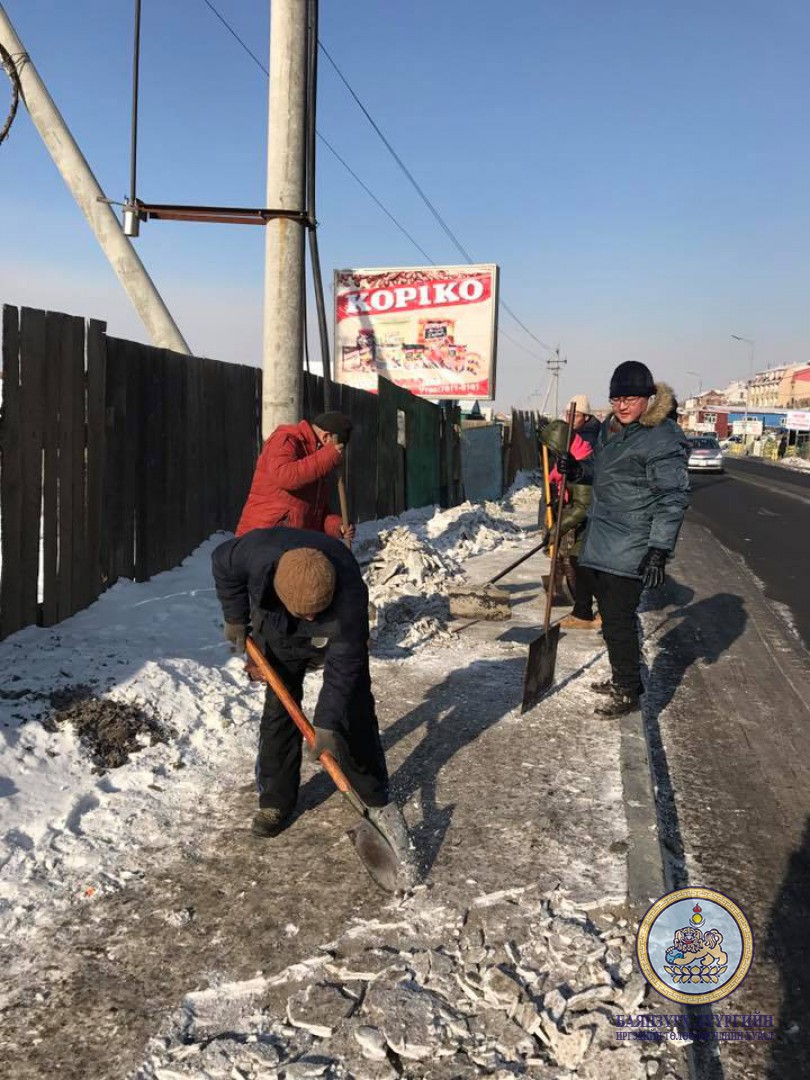 Дарь Эхийн явган хүний замын засыг цэвэрлэлээ